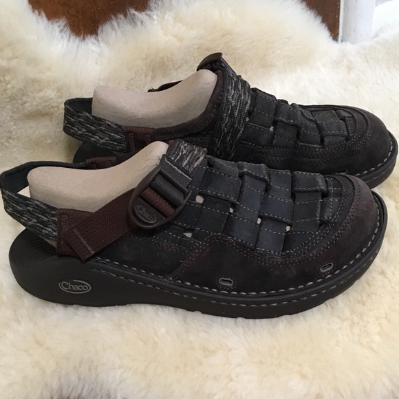chaco closed toe shoes